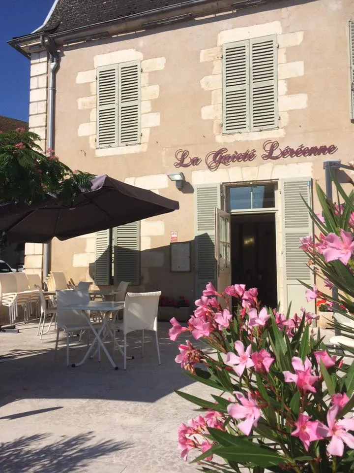 La Gaieté Léréenne, restaurant et terrasse sur la place de Léré