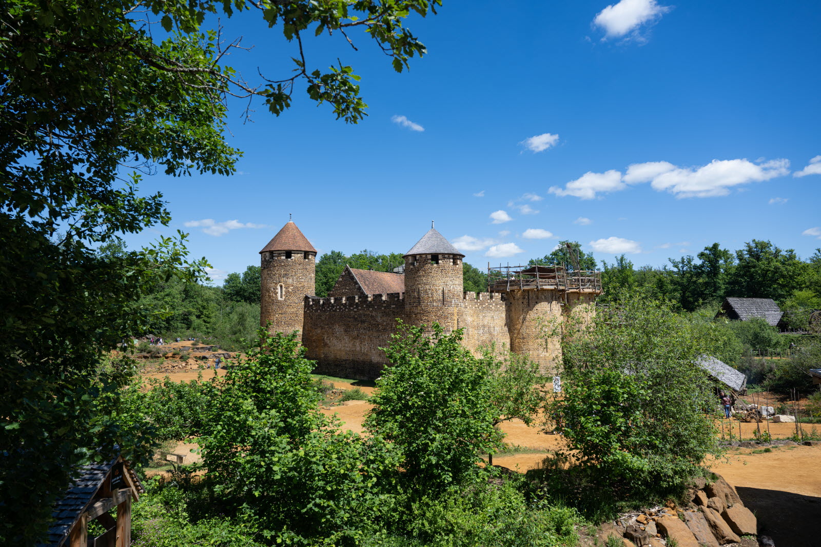Le château de Guédelon — chantier médiéval reconstruit avec les outils du XIIIᵉ siècle