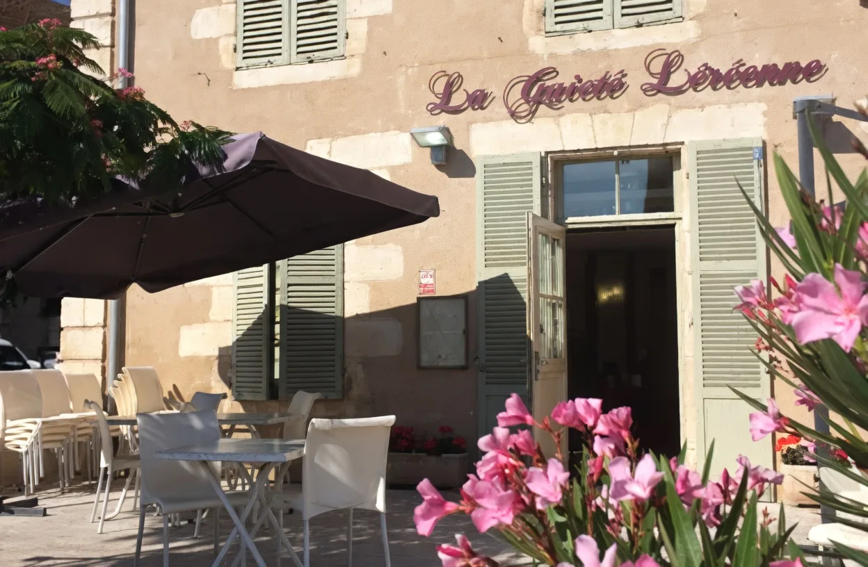 La Gaîté Léréenne — façade et terrasse fleurie du restaurant