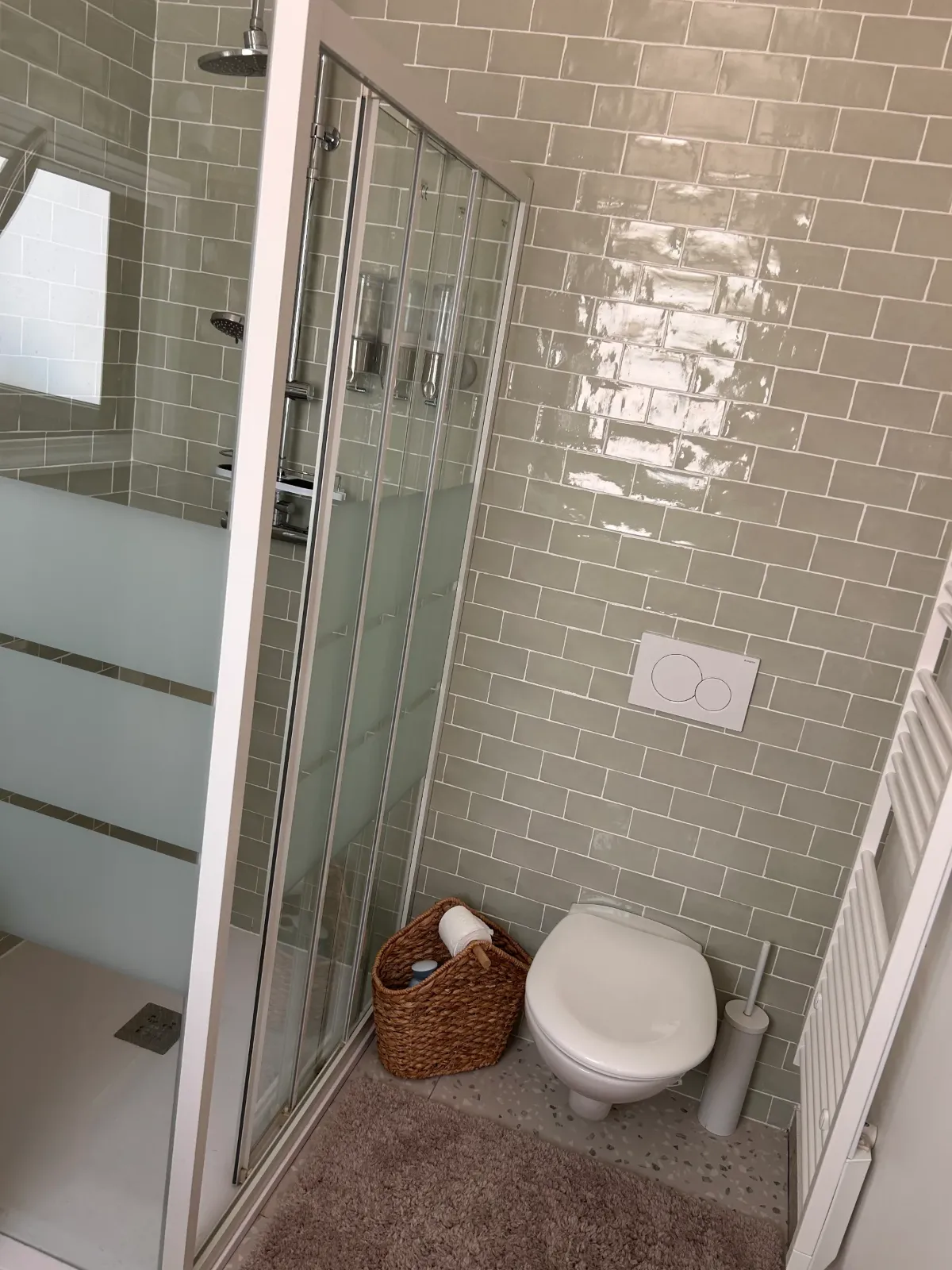 Salle de douche partagée — douche et WC